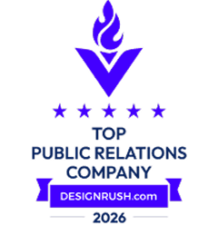 Insignia DesignRush Top Public Relations Company 2026 que reconoce la excelencia en relaciones públicas y servicios de comunicación.
