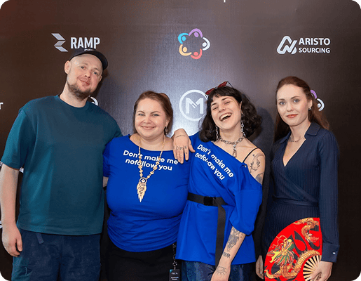 Foto de grupo de cuatro miembros del equipo Collaborator posando juntos en la Cumbre de Mastery SEO 2025