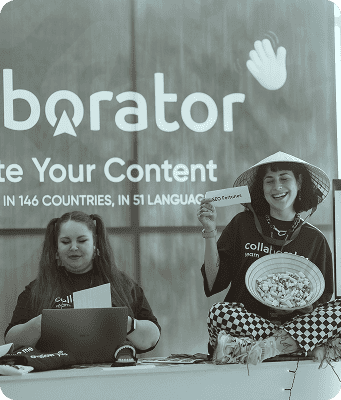 Foto en blanco y negro del stand de Collaborator en el SEO Mastery Summit, con miembros del equipo interactuando con los visitantes, y la marca de la empresa y la información sobre los servicios de distribución de contenido visibles en el fondo