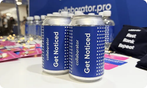 Latas con la marca Collaborator expuestas en el stand durante BrightonSEO 2025.