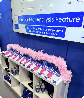 Merchandising de Collaborator colocado debajo de una pantalla que muestra la función «Análisis de la competencia» en BrightonSEO 2025.