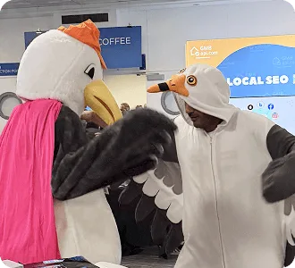 Dos mascotas de gaviota interactuando en el stand de Collaborator durante BrightonSEO 2025.