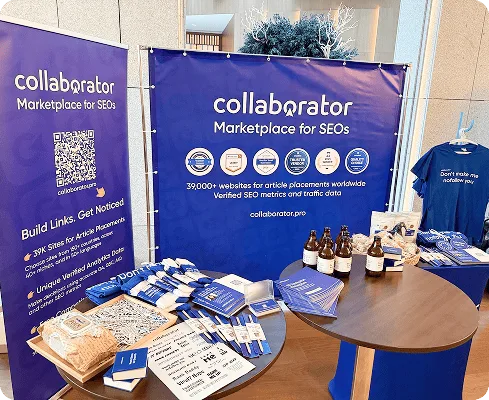 Stand de Collaborator con banners de marca, merchandising, libros y bebidas en el Baltic-Nordic SEO Summit 2026.
