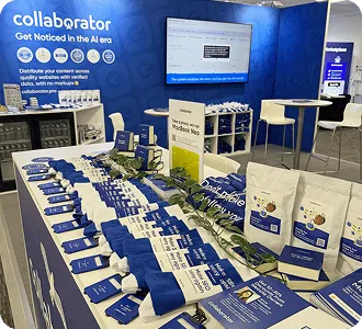 Stand de Collaborator en BrightonSEO 2026, con merchandising de marca, folletos y una pantalla de presentación.