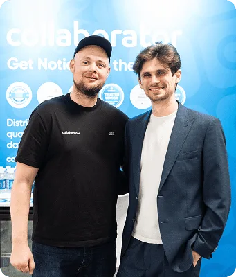Los fundadores de Collaborator posando juntos en el stand de BrightonSEO 2026.