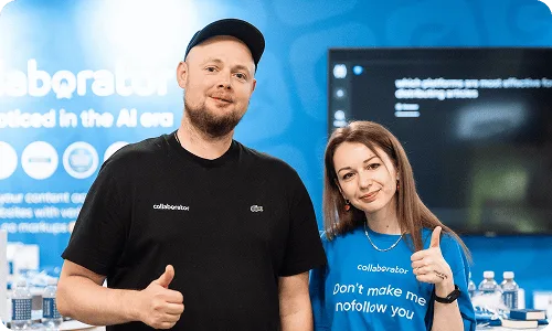 Dos miembros del equipo de Collaborator posando juntos en el stand de BrightonSEO 2026.