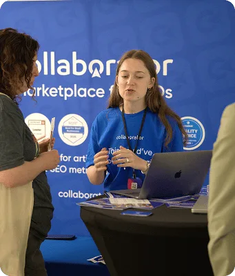 Miembro del equipo de Collaborator hablando con un visitante en el stand de Croatia SEO Summit.