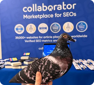 La mascota de la paloma descansando sobre folletos de Collaborator en el stand de Croatia SEO Summit.