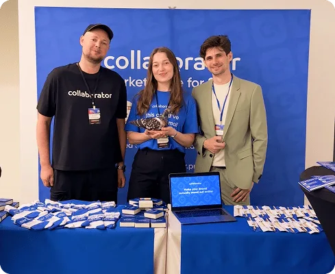 Miembros del equipo de Collaborator posando en el stand de Croatia SEO Summit.