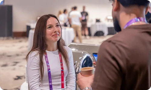 Un asistente hablando con un representante de Collaborator en Digital Marketing Europe 2026.
