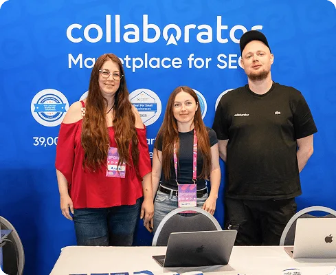 Miembros del equipo de Collaborator posando en su stand de marca durante Digital Marketing Europe 2026.