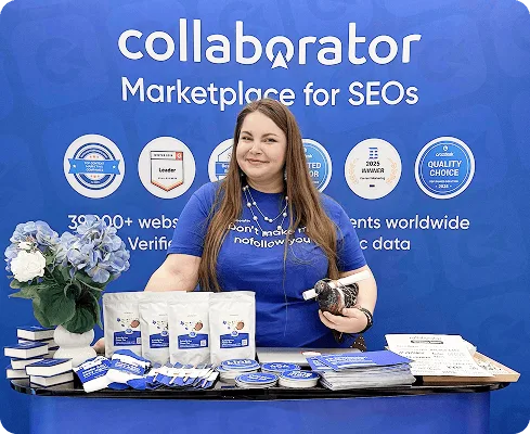 Representante de Collaborator junto al stand de la marca, con materiales del evento, en SERP Conf. Sofia 2026.