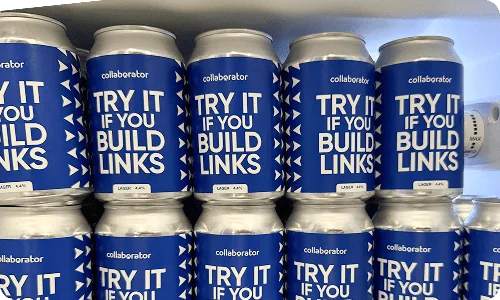 Latas de cerveza con la marca Collaborator colocadas dentro de un frigorífico en SERP Conf. Sofia 2026.