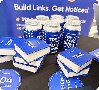 Latas de cerveza y libros de Collaborator expuestos en SERP Conf. Sofia 2026.