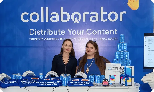 Miembros del equipo de Collaborator juntos en el stand de la empresa durante SEO Mastery Summit 2025.