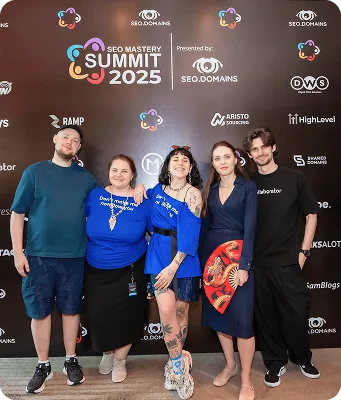 Miembros del equipo de Collaborator posando juntos en SEO Mastery Summit 2025.