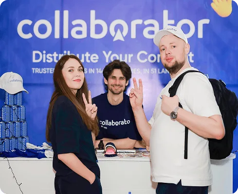 Tres miembros del equipo de Collaborator posando en el stand de la empresa durante SEO Mastery Summit 2025.